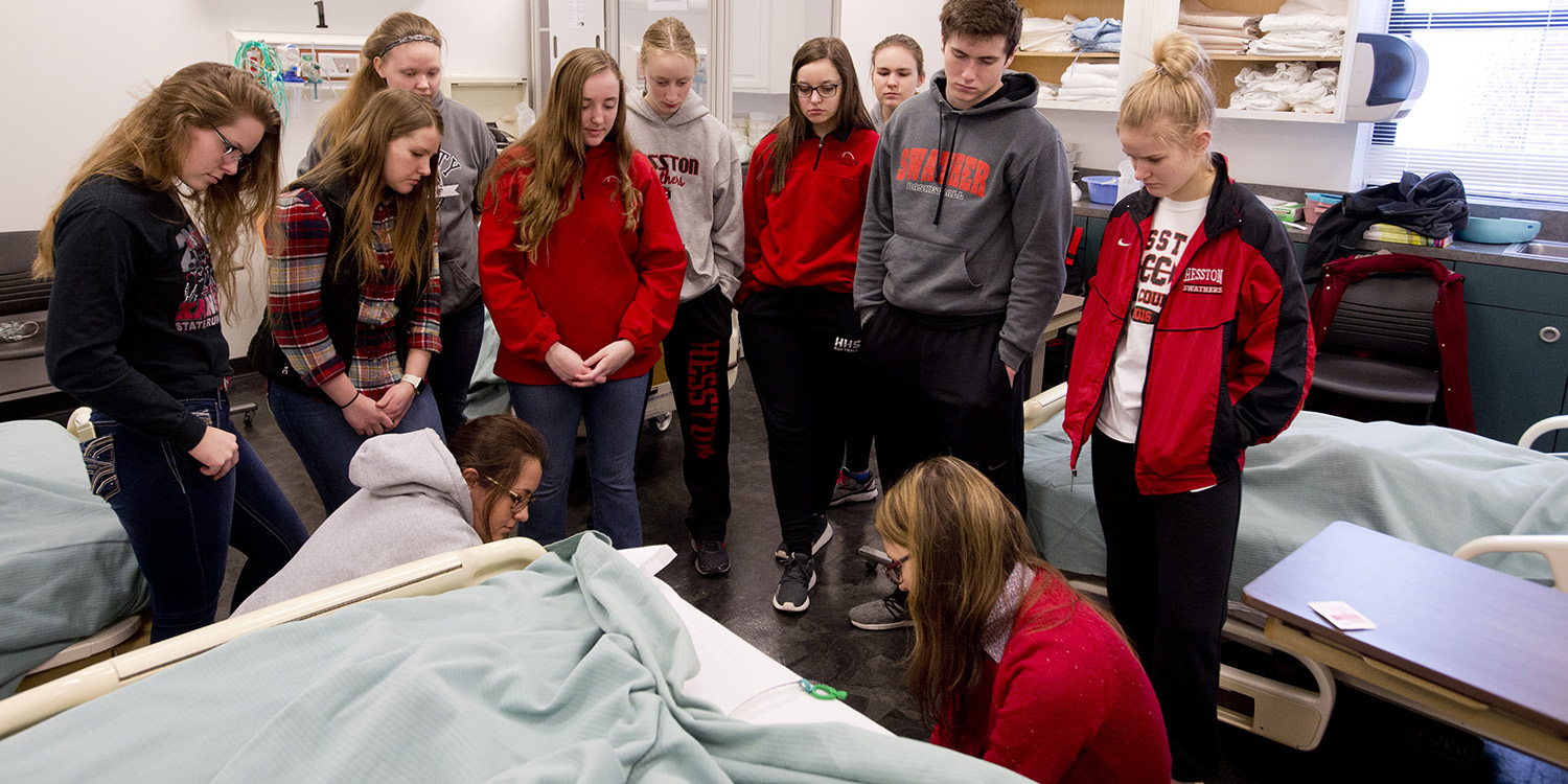 photo - certified nurse aid (CNA) students learn skills in a skills lab setting