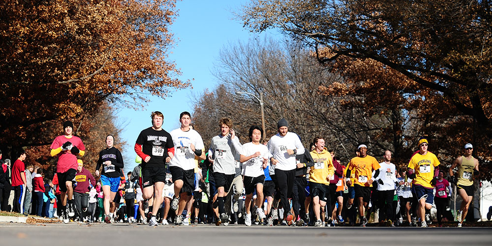 photo - Runners begin the 2010 Thanksgiving Weekend Howard Hustle.